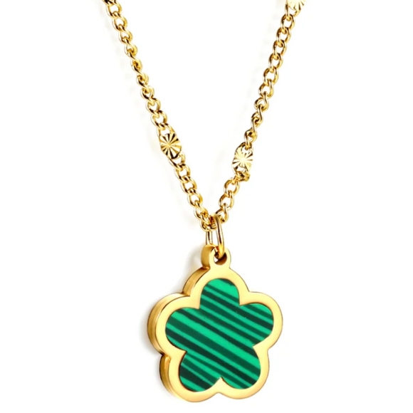 18k plated Gold Clover Pendant Necklace - Picture 4 of 4